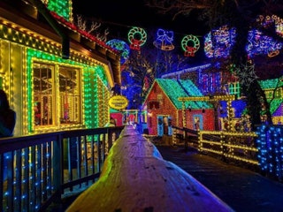 Silver Dollar City Branson Missouri Estados Unidos con casas adornadas con luces navideñas