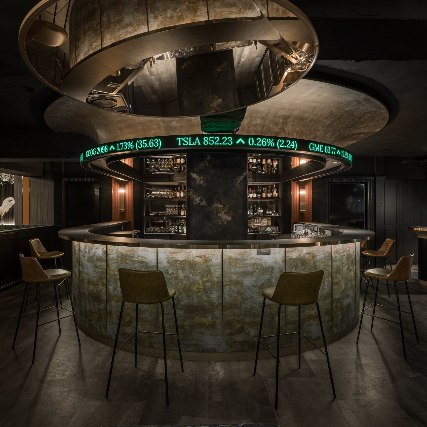 【GQ Bar】喝酒還能看盤的金融酒吧？台北《The Traders Club》與股市討論社群「股市爆料同學會」跨界合作推出期間限定調酒