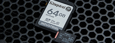 Deux cartes microSD industrielles 64 Go Kingston posées sur une surface en métal vieilli