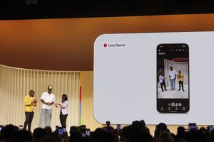 Le joueur de NBA Jimmy Butler, au centre, a participé à une démonstration photo en direct, lors de la présentation, mardi, de nouveaux téléphones Pixel, à Mountain View.