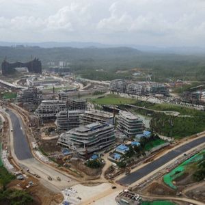 La ville est bâtie sur l'île de Bornéo qui abrite l'une des plus grandes forêts tropicales au monde.