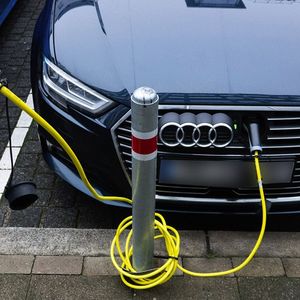 Un véhicule Audi à une station de recharge en Allemagne.