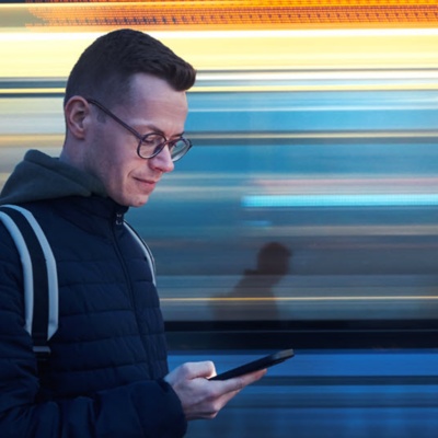 Iemand die naar zijn telefoon kijkt op een snel bewegende roltrap 