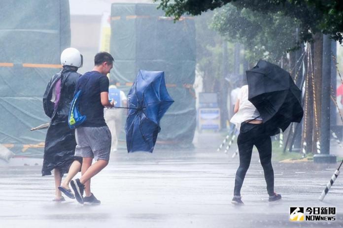 ▲康芮颱風目前持續近逼台灣當中，週四、週五是風雨最劇烈的時刻，氣象署及專家紛紛預估週四、週五可能會停班停課。（圖／NOWnews今日新聞）