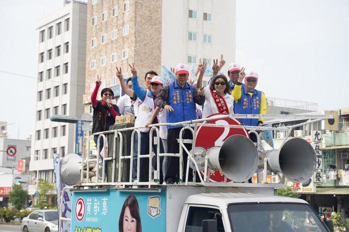 黃敏惠車隊掃街   海外助選團、中山女高昔日同袍陪拜票
