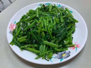 炒空心菜別只加蒜！大廚倒「一罐」下飯又香：可連吃三天
