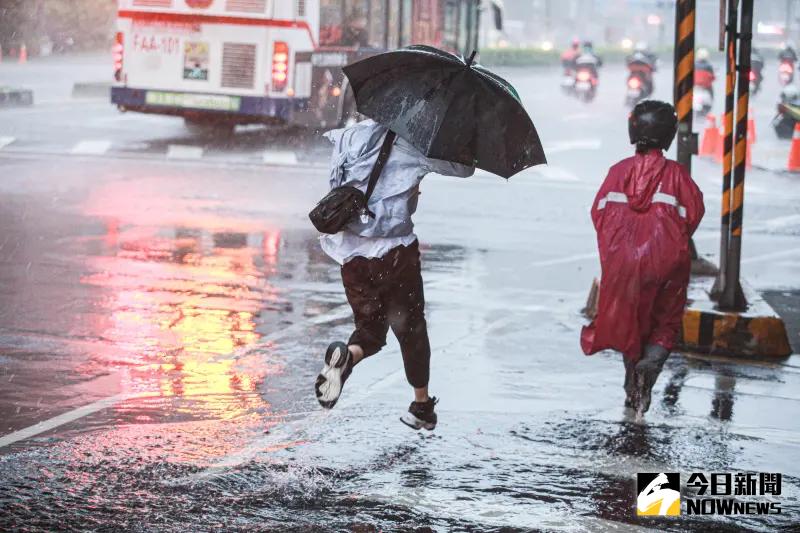 ▲中央氣象署公布最新凱米颱風「風雨預估」，雨量明（24）日目前有11縣市可能出現「部分停班停課」，「風力」則有澎湖、蘭嶼綠島、恆春達標。（圖／記者葉政勳攝）