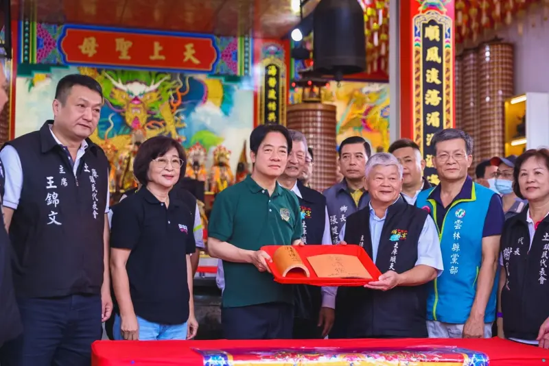 ▲賴清德今前往雲林土庫順天宮、虎尾順天宮參香祈福。（圖／賴清德競選辦公室提供）