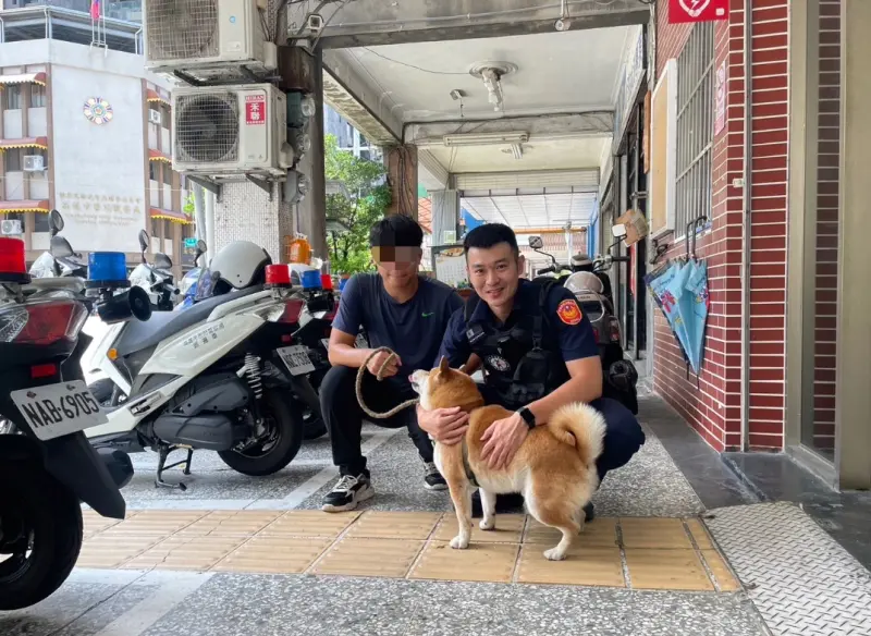 ▲員警見到柴犬Ｑ萌可愛，紛紛「抱緊處理」，所幸後來聯繫上22歲的李姓飼主，結束短暫的逃家冒險。（圖／翻攝畫面）