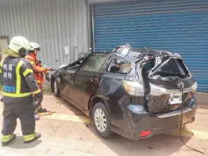 ▲桃園龜山傳出嚴重車禍，其中1車車頂嚴重損。（圖／翻攝畫面）