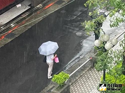 熱帶低壓逼近台灣！停班停課機率0　周一全台變天「開始下雨」　
