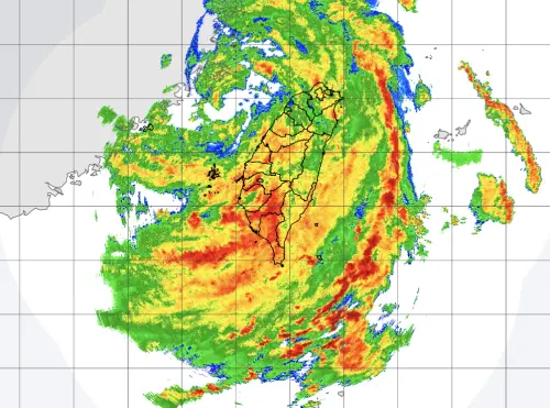 ▲凱米颱風影響持續，今（25）日新竹以南地區有「超大豪雨」，其餘各地持續有大雨和豪雨降下。（圖／中央氣象署）