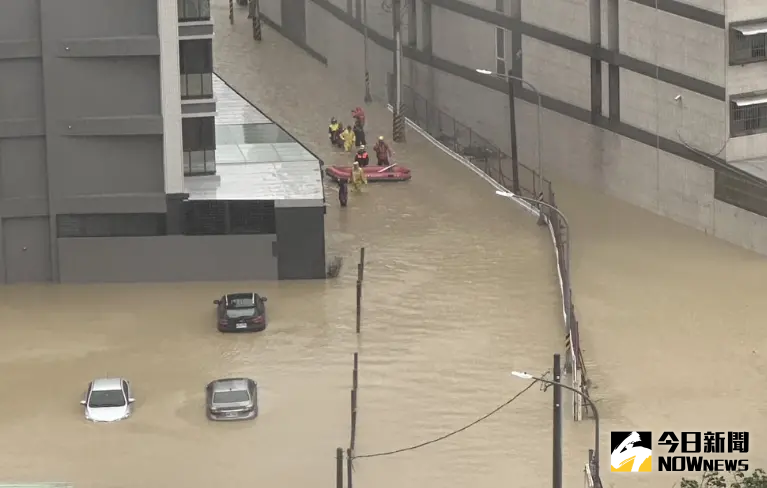 ▲受凱米颱風外圍環流影響，高雄降強陣雨，車道水淹過膝造成民眾受困，警消出動橡皮艇救援。（圖／讀者授權提供）