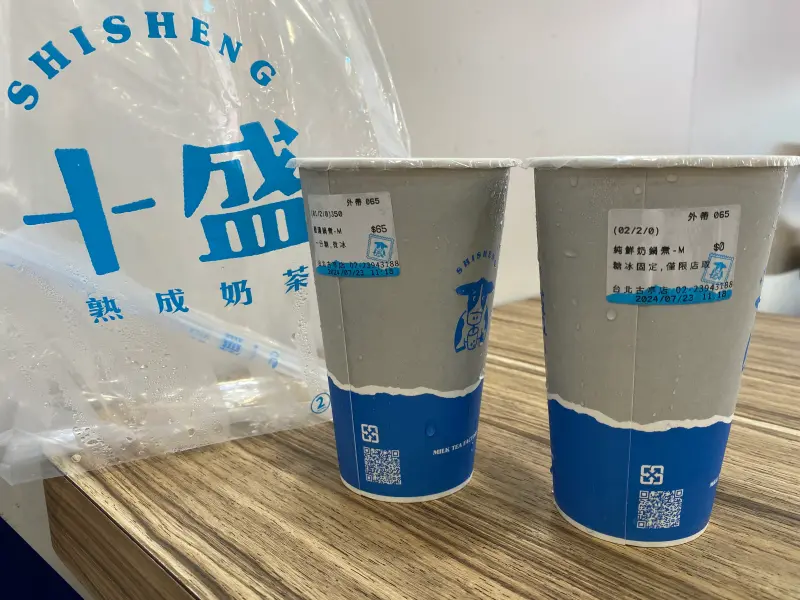 ▲由見習網美小吳、紀卜心共同創立的手搖店「十盛SHISHENG」熟成奶茶專賣店，近日陷入「乳源標示不清」的風波。（圖／記者蕭涵云攝）