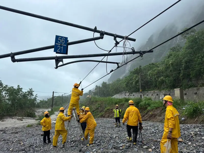 台鐵明日全面復駛！蘇花海運助疏運　2處公路拚8月中旬搶通 　