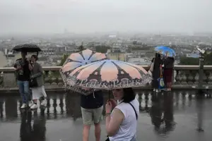 ▲巴黎奧運開幕式在塞納河舉行，開幕式卻遇上大雨，觀眾也只能撐傘。（圖／美聯社／達志影像）