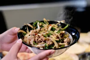 直擊／唐宮蒙古烤肉大爆滿！酸白菜鍋吃到飽　「一物」配烤肉必吃
