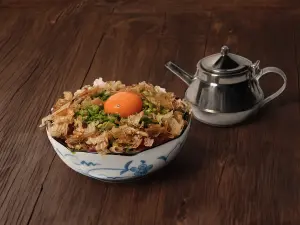 ▲「鰹魚一生丼」以花蓮七星潭捕獲的鰹魚為基底，再加上煙燻鰹魚柴魚花等製成。（圖／雲品國際提供）