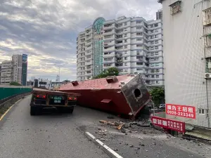 護欄遭拖板車撞破大洞！忠孝橋往台北全線封閉　北市府：提早改道
