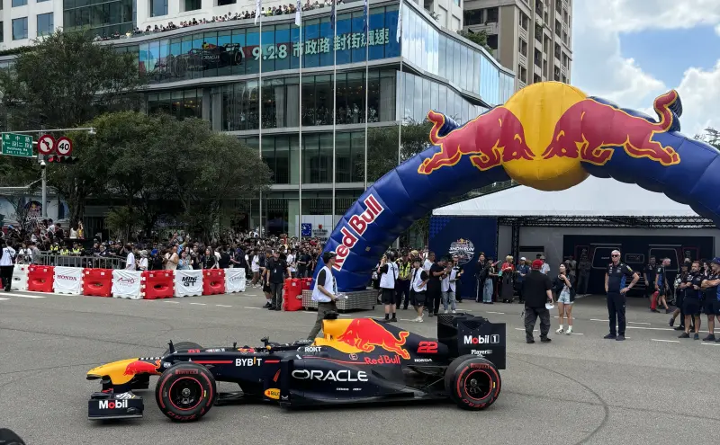 ▲台灣史上首次F1賽車Red Bull Showrun，角田裕毅駕駛RB8在台中市政路上展現飆速風采。（圖／記者路皓惟攝）