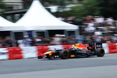 ▲台灣史上首次F1賽車Red Bull Showrun，角田裕毅駕駛RB8在台中市政路上展現飆速風采，V8引擎聲浪震撼全場，觀眾情緒隨引擎聲浪達到最高點。（圖／記者陳明安攝）