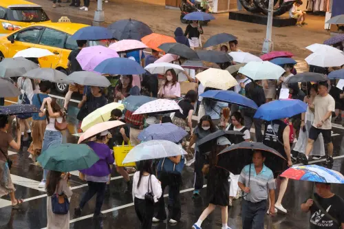 北台灣週末要泡湯了！東北季風「大雨熱區」曝　氣溫一天驟降5度
