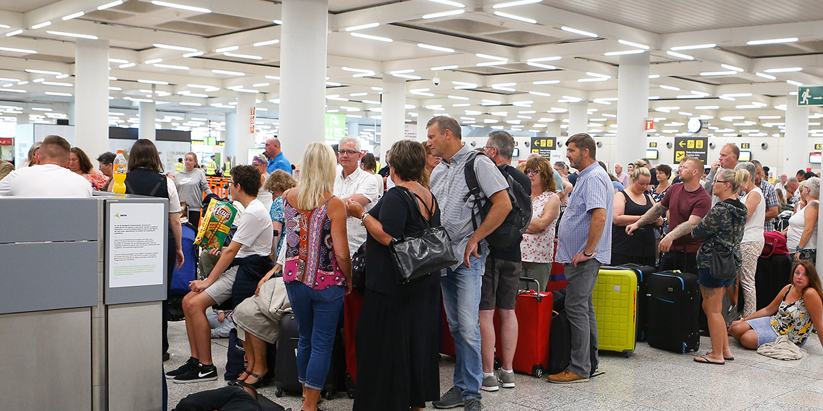 Long airport queue at check-in