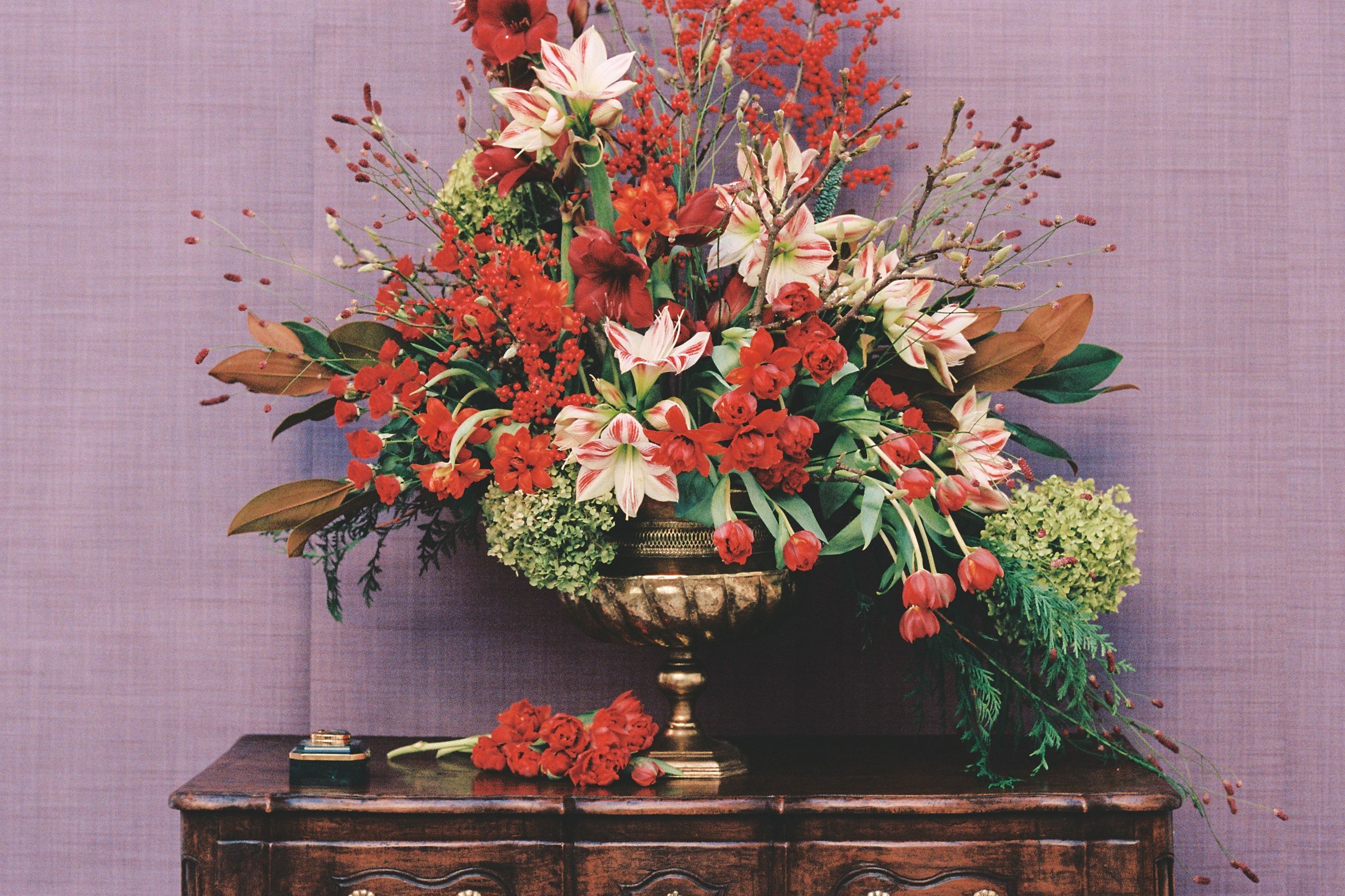 Arreglo de flores naturales hortensias tulipanes y rosas rojas de Sally Hambleton sobre cómoda francesa de nogal estilo...