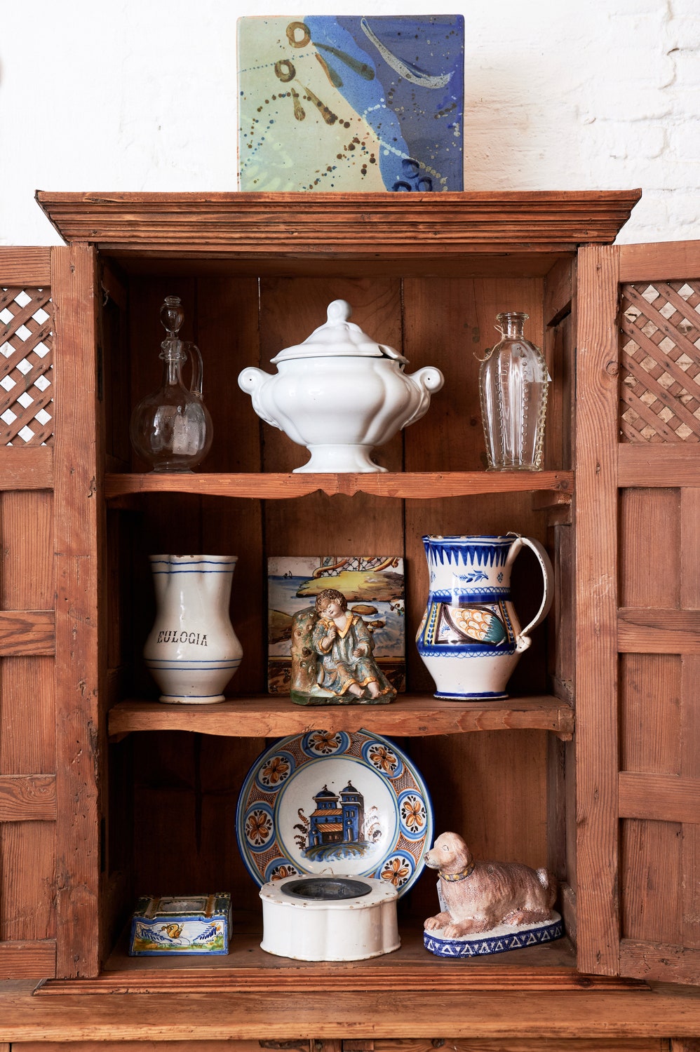 Mueble antiguo con piezas de cermica