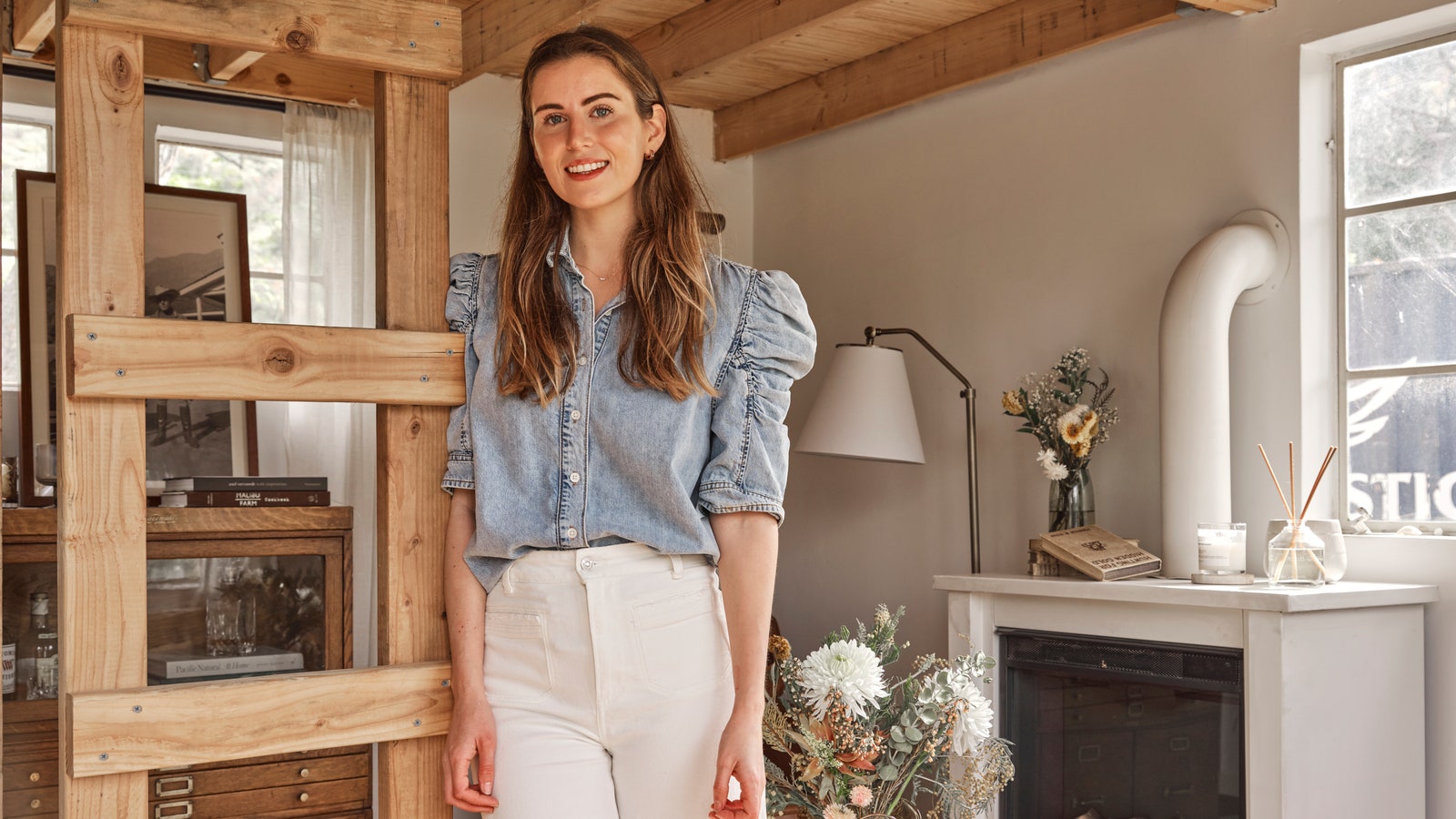 Una interiorista construye una cabaña de madera de 11 m2 para convertirla en un hogar lleno de trucos ingeniosos donde cabe de todo menos el minimalismo