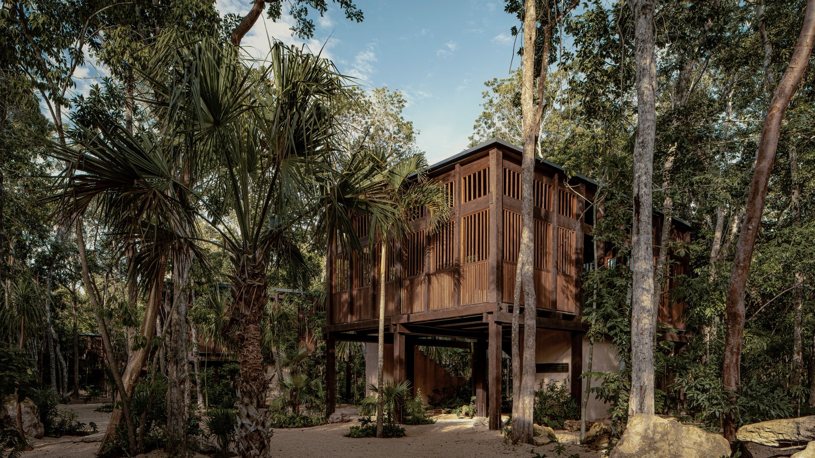 El nuevo hotel más sostenible del mundo es un revolucionario complejo de casas de madera en la selva mexicana (y lo firma Frida Escobedo)