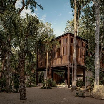 El nuevo hotel más sostenible del mundo es un revolucionario complejo de casas de madera en la selva mexicana (y lo firma Frida Escobedo)