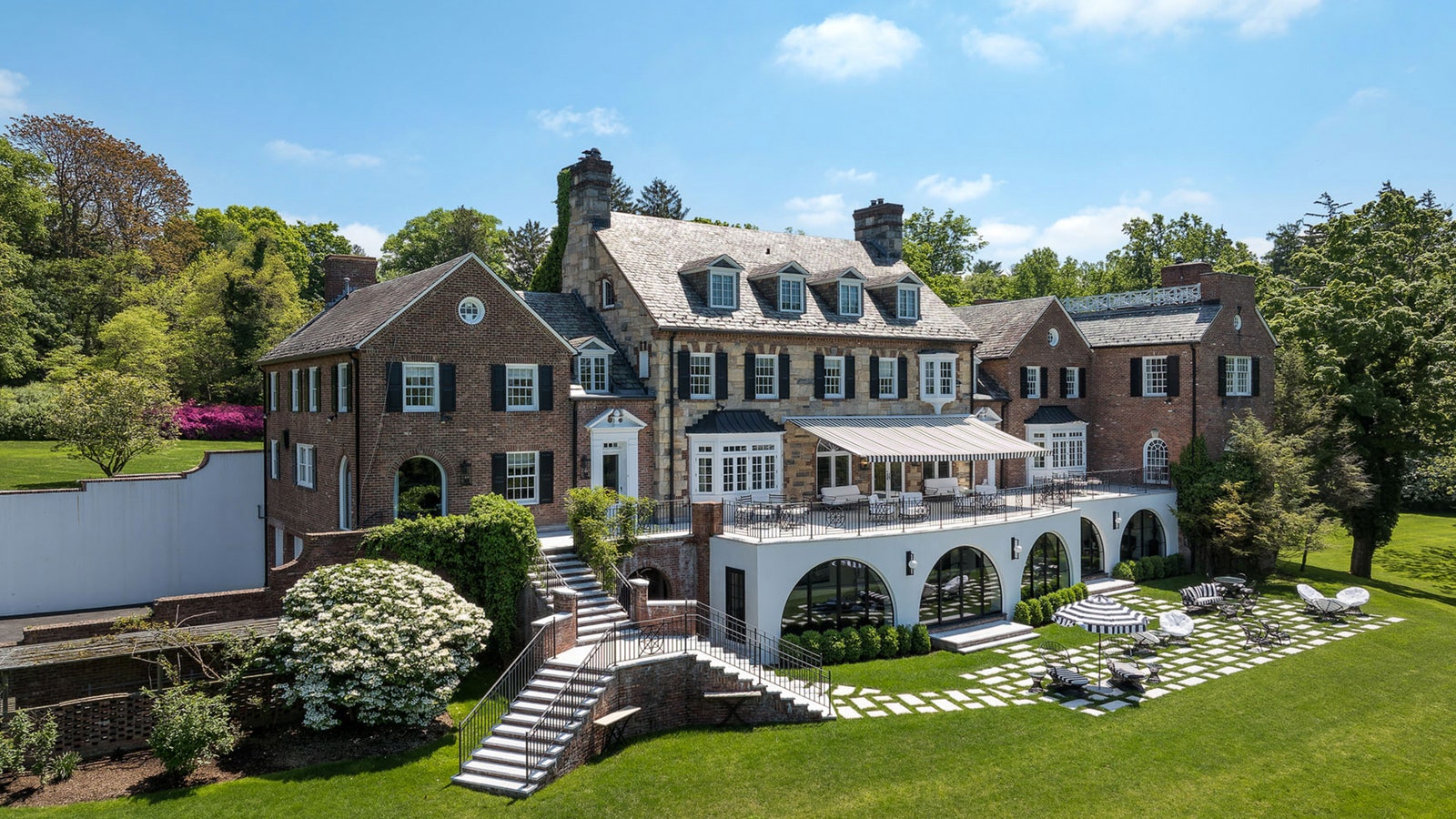 ¡Se vende! Michael Douglas y Catherine Zeta-Jones se deshacen de su mansión de Nueva York por 11 millones de euros. Te enseñamos del porche a los cuartos de baño