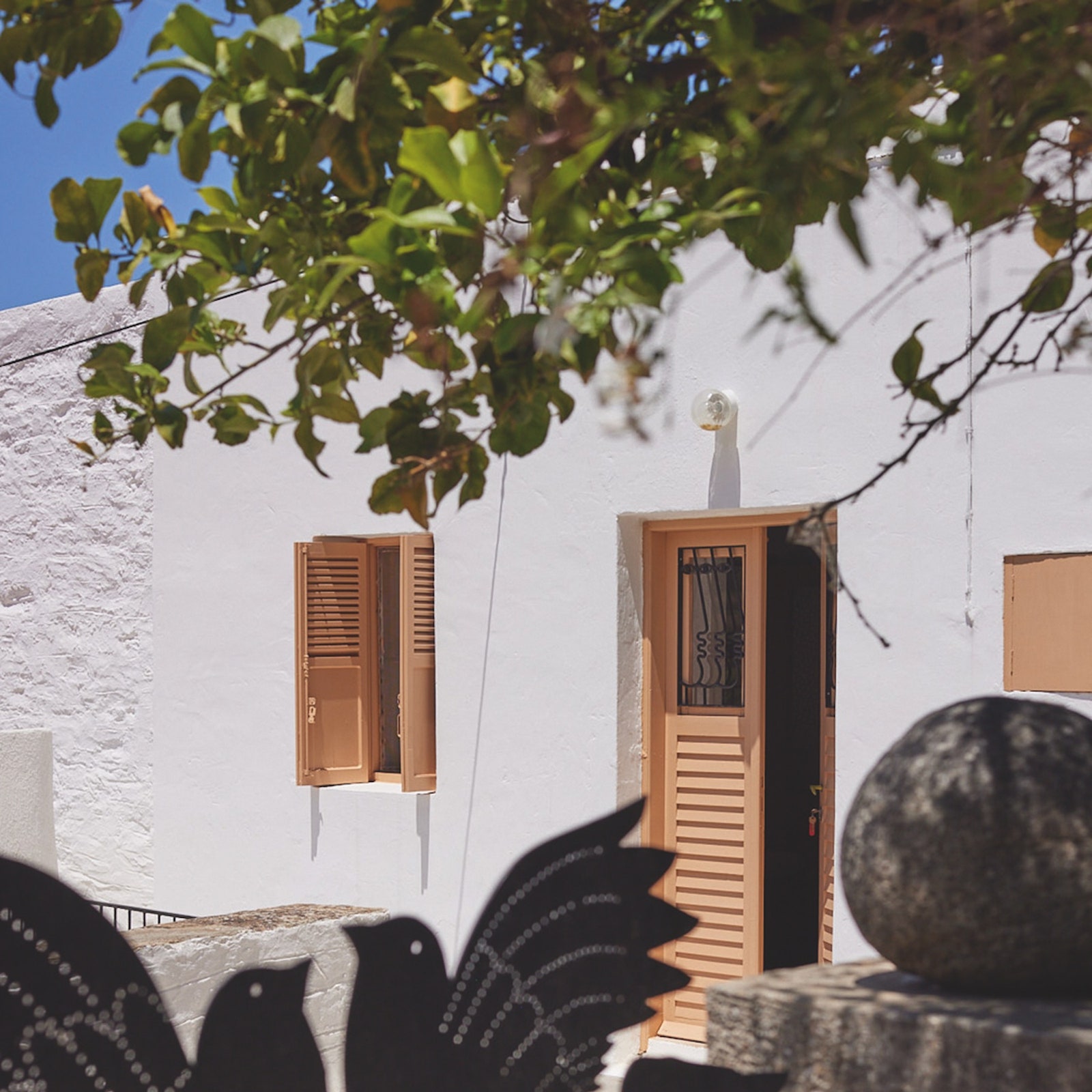 El secreto mejor guardado de las islas griegas: la casa-estudio de Alekos Fassianos (que puedes visitar este verano)