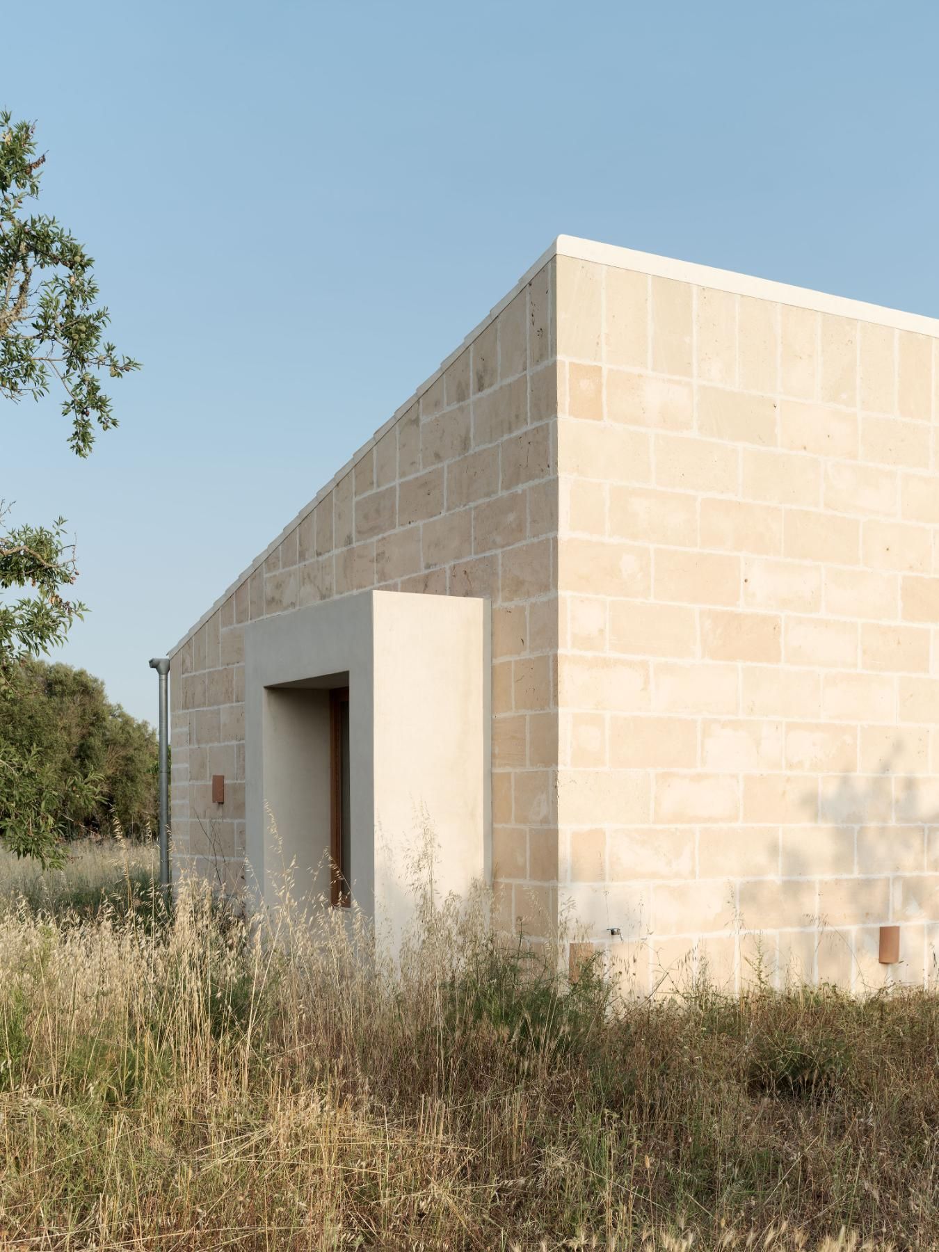 Una casa en Mallorca bonita sencilla y luminosa inspirada en las vaquerías y las típicas construcciones en mars