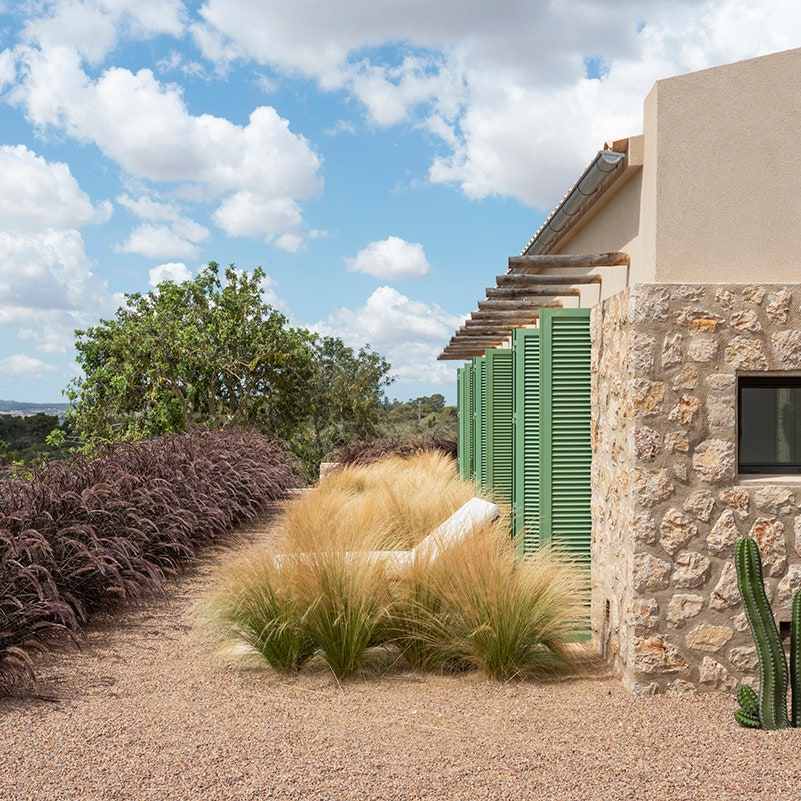 En los patios de esta casa mallorquina podríamos vivir todo el año: así son sus estancias luminosas, fluidas y abiertas al exterior