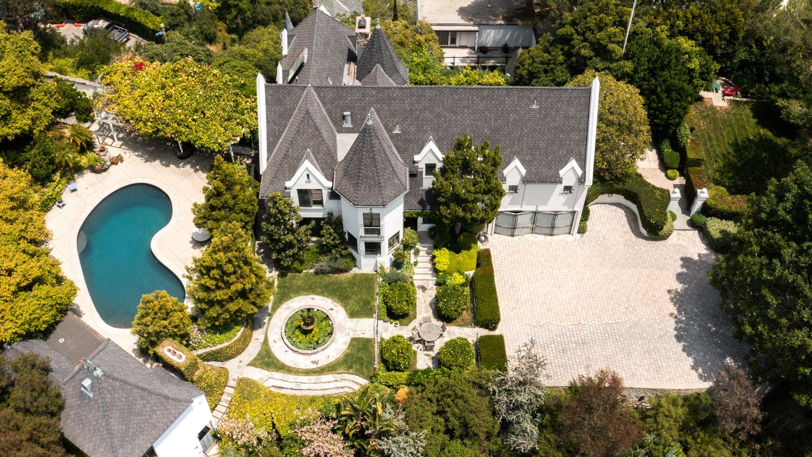 ¡Se vende! La impresionante casa donde vivieron Marlon Brando y los Beatles (y cuya estética palaciega sigue impresionando)