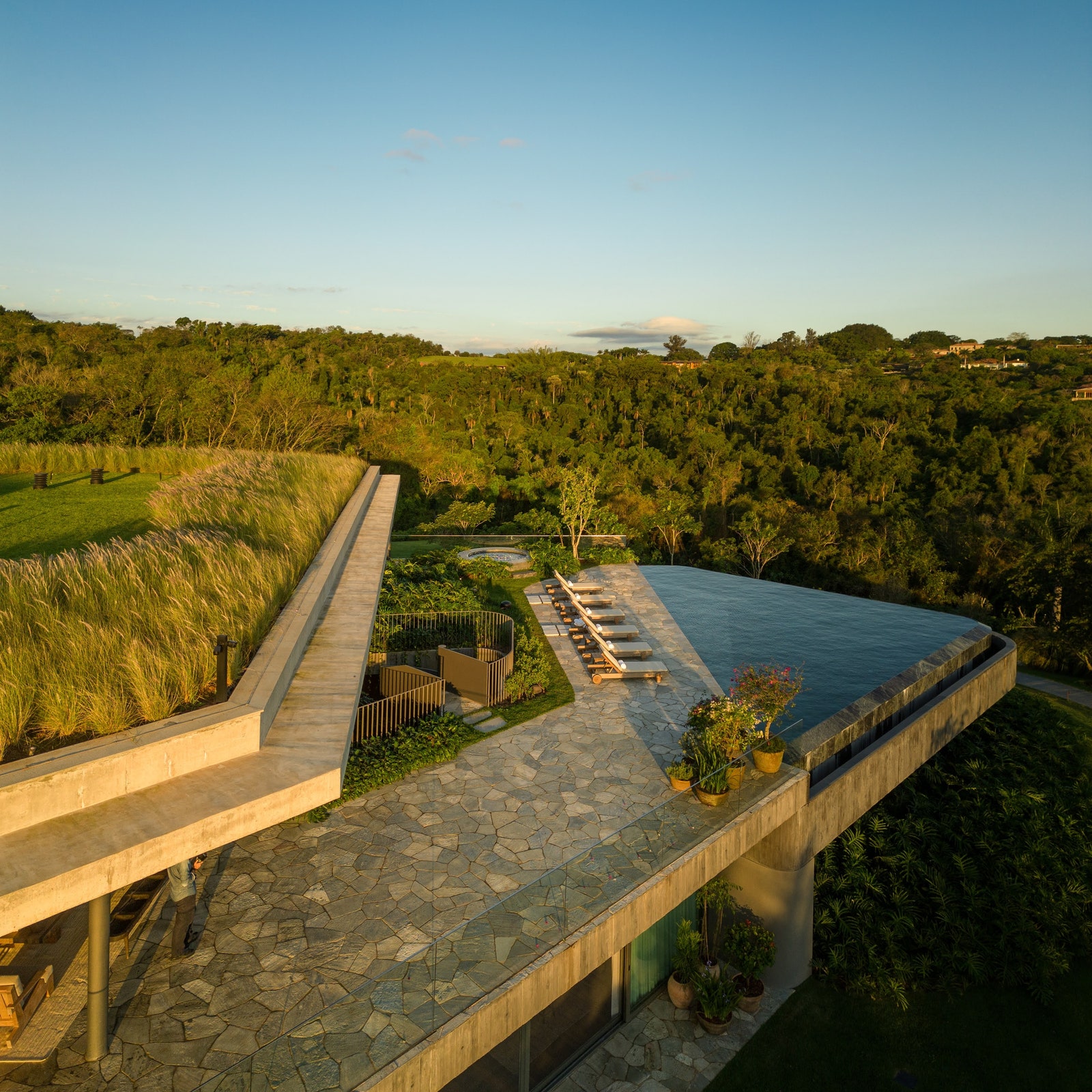 Casas sostenibles: el techo verde de esta vivienda en Brasil es solo una de sus propuestas para vivir de manera responsable (sin renunciar al diseño)