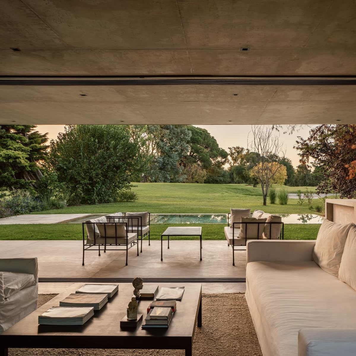 Esta casa en un campo de golf es el oasis verde en el que querríamos jubilarnos