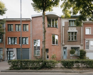 Las fachadas de ladrillo rojo son características del barrio en el que se sitúa esta casa. El estudio de arquitectos le...