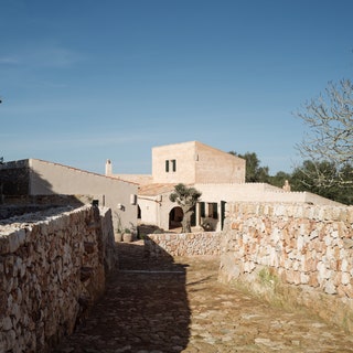 Esta casa rural a un paso de la cala más famosa de Menorca revoluciona el turismo del silencio (y la decoración rústica con colosales bañeras con curvas)