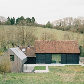 La vida en una granja del siglo XXI: dos arquitectos transforman un granero en esta casa de campo minimalista con pasillos de cristal