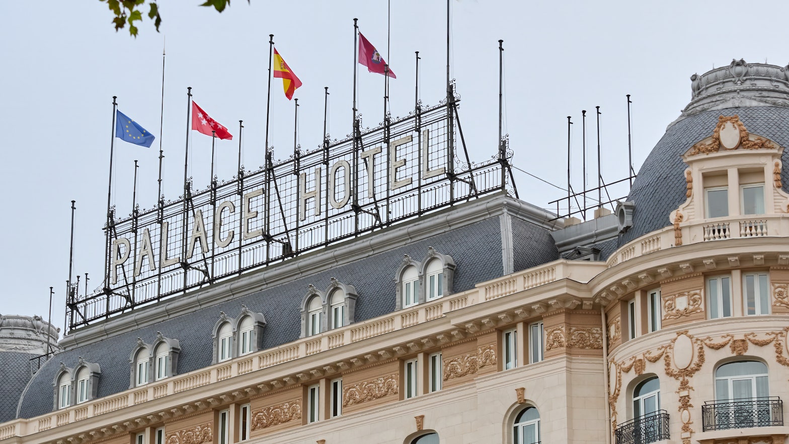 El hotel Palace de Madrid (re)estrena fachada: sí, todo eso estaba allí y no lo sabíamos