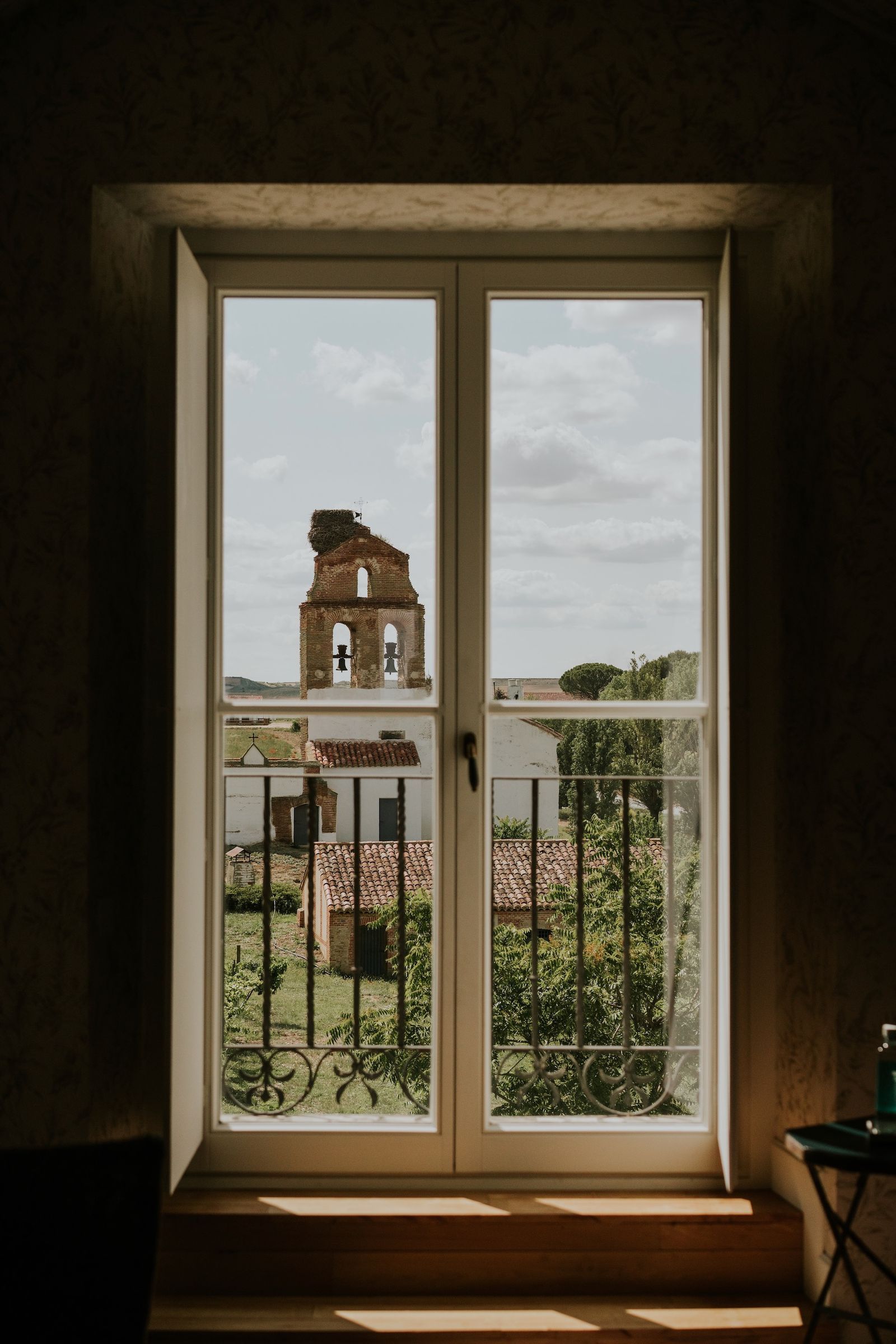 Balcón con vistas a viñedos y una ermita