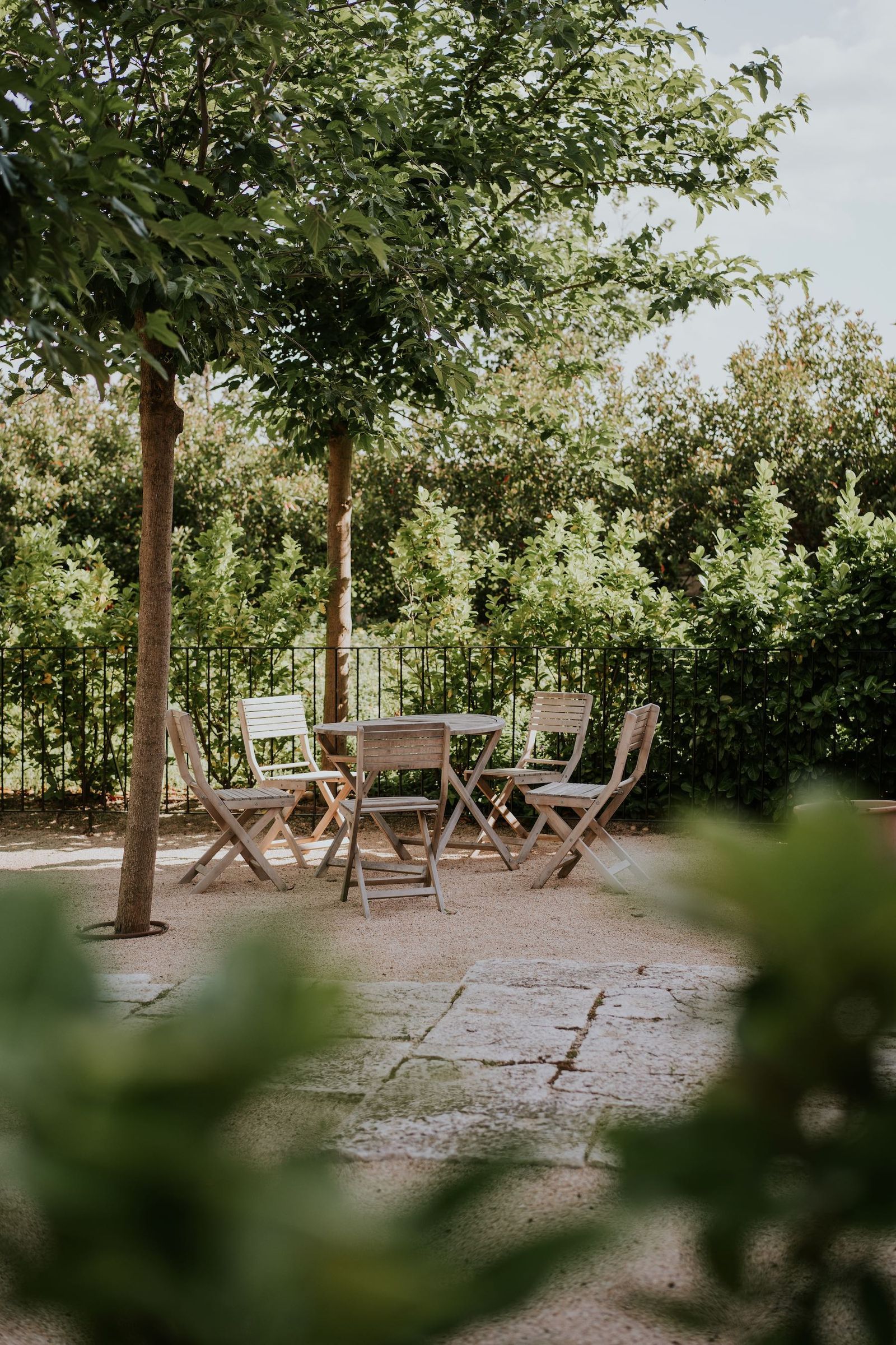 Jardín con comedor de madera