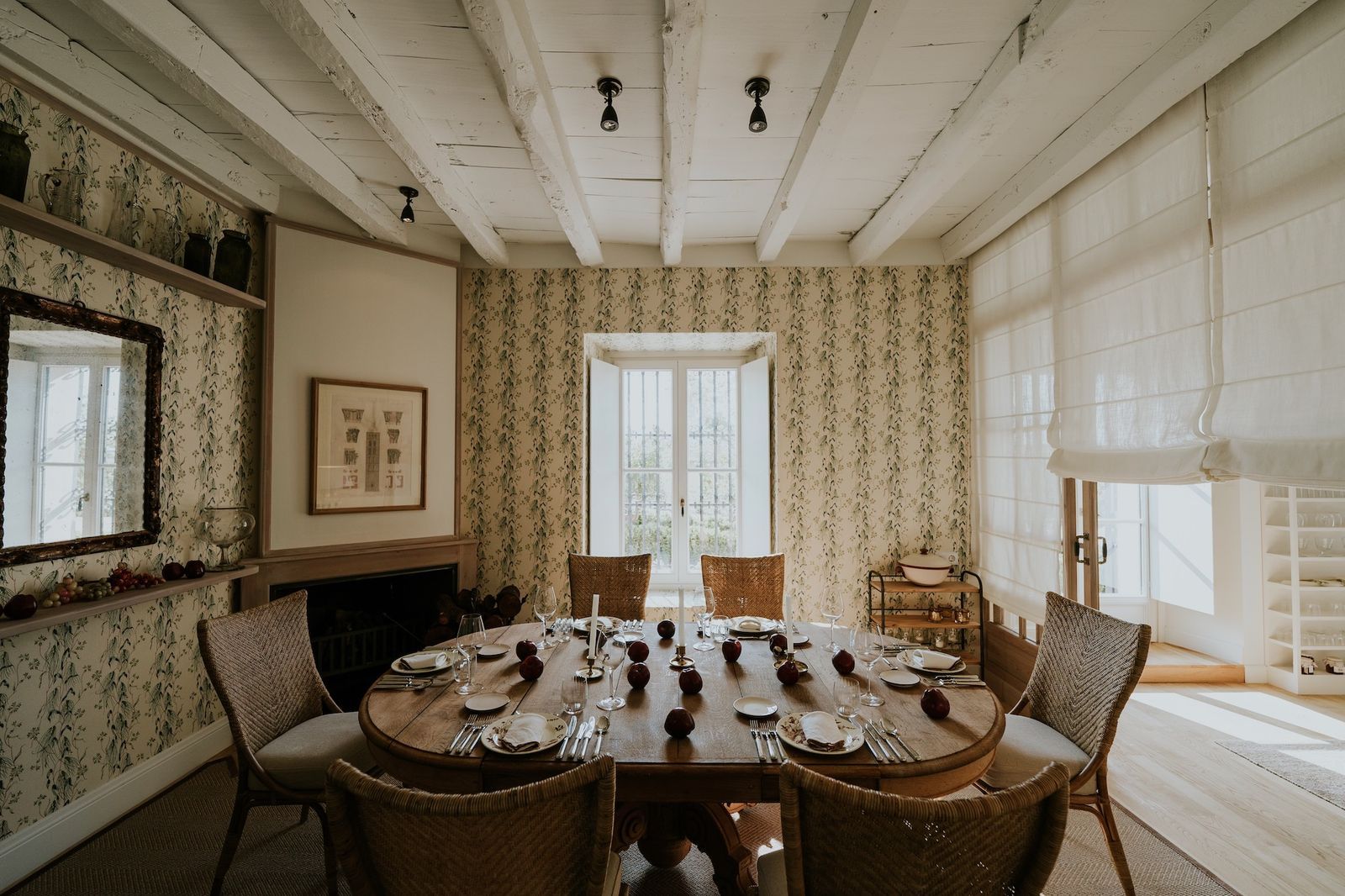 Comedor con papel pintado y chimenea