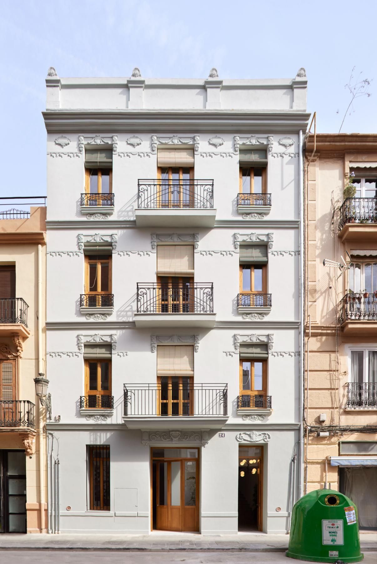 Fachada del edificio reformado por Correo Viejo. Se ha mantenido el tono gris azulado original.