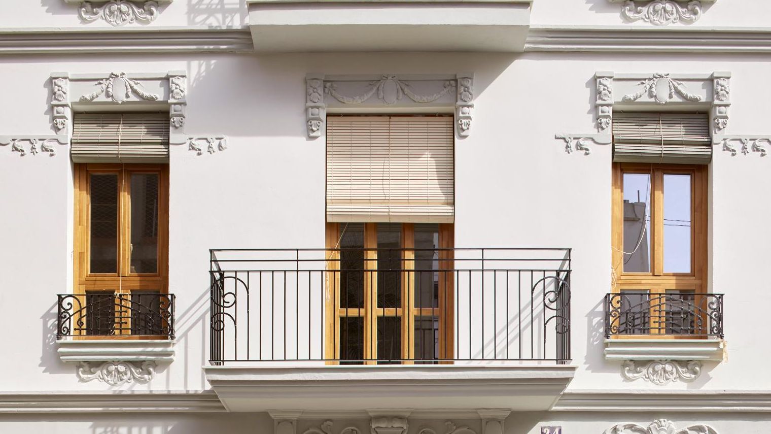 Casas modernas este edificio valenciano vuelven a la vida gracias a una preciosa renovación que homenajea su esencia