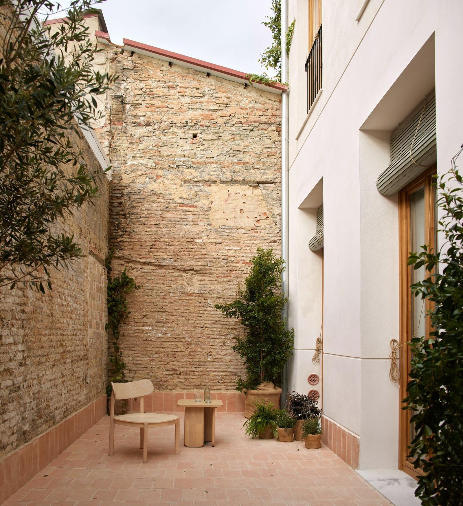 La vivienda de planta baja consta de una terraza en la que se han dejado a la vista las huellas del ladrillo original...