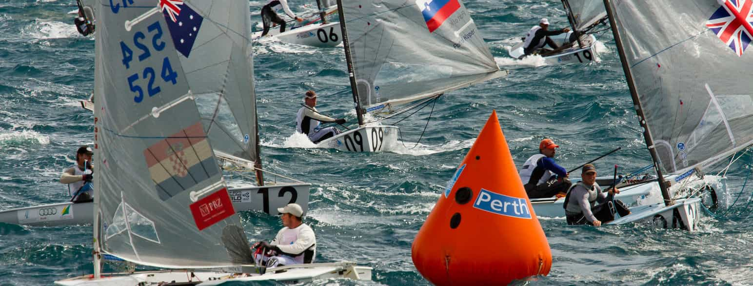 Finnjoller i konkurranse under ISAF-VM i Australia 2011